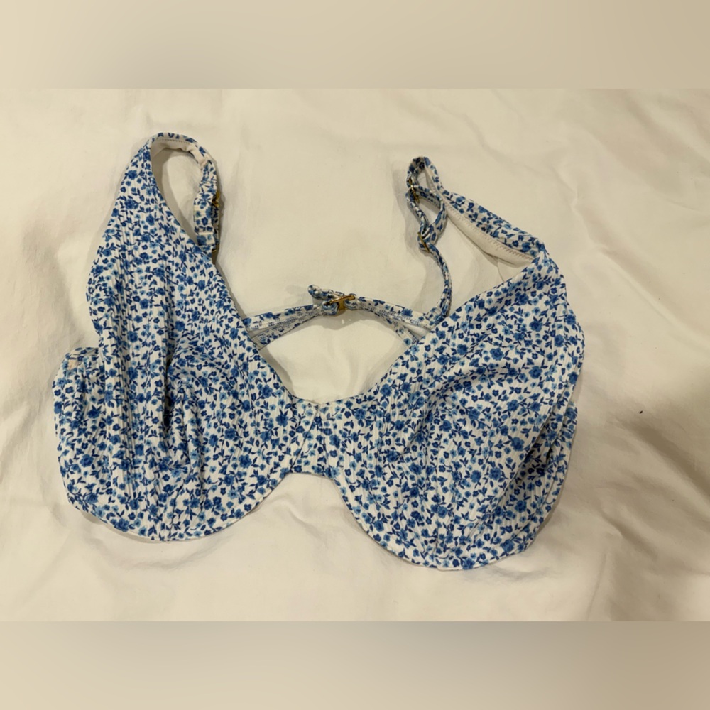 Hollister Curvy Rib High Apex Underwire Bikini Top Blue and White Floral